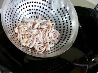 18、香辣美味八爪鱼,油炸后取出备用