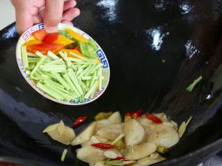 19、香辣美味八爪鱼,葱姜蒜 红椒 泡椒 酸萝卜煸炒后加入青椒 彩椒 芹菜