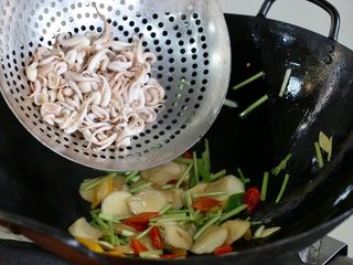20、香辣美味八爪鱼,煸炒后加入炸制好的八爪鱼