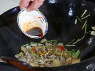 21、香辣美味八爪鱼,加入调好的酱料