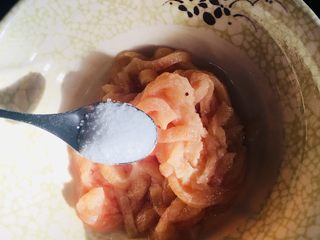 2、胡萝卜丝炒鸡丝,鸡胸肉洗净切成丝放入容器中加入盐