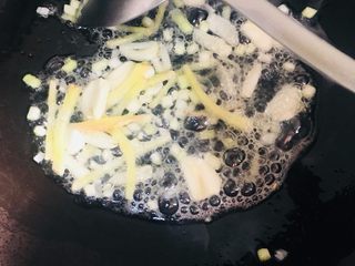 9、胡萝卜丝炒鸡丝,放入葱姜蒜爆香