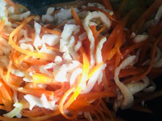 15、胡萝卜丝炒鸡丝,倒入鸡丝翻炒至断生