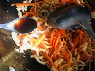 17、胡萝卜丝炒鸡丝,和生抽拌匀即可出锅装盘