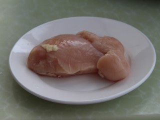 1、豆瓣鸡丁,准备200g鸡脯肉