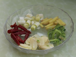 2、豆瓣鸡丁,干辣椒切段,葱切小段,蒜切瓣,姜切丝