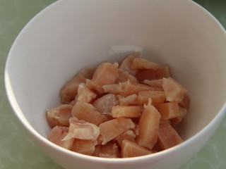 3、豆瓣鸡丁,鸡肉切成一厘米左右的丁