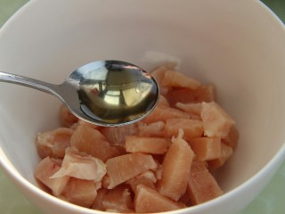 4、豆瓣鸡丁,放入一勺料酒