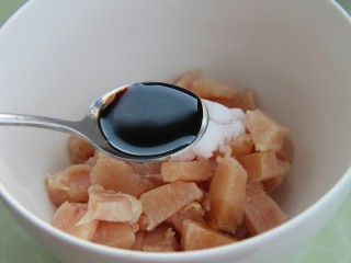 6、豆瓣鸡丁,一勺酱油