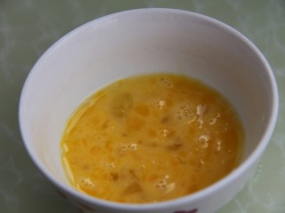 9、豆瓣鸡丁,准备一个鸡蛋,打散