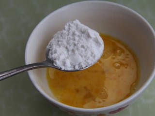 11、豆瓣鸡丁,放入两大勺淀粉