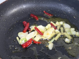 17、豆瓣鸡丁,锅里剩一部分油,放入干辣椒,葱姜蒜爆香