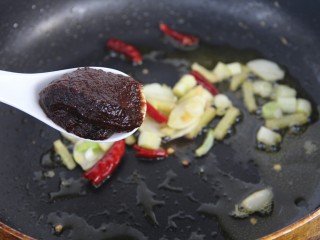 18、豆瓣鸡丁,再放入一大勺豆瓣酱