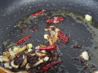 19、豆瓣鸡丁,继续炒匀