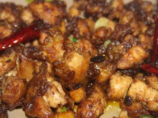 20、豆瓣鸡丁,放入鸡肉,翻炒一分钟左右