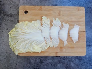 3、素菜也疯狂～醋溜白菜,再把白菜斜切成片儿