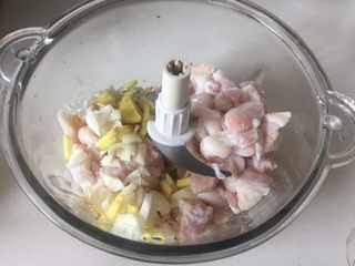 1、鲜肉包子,腿肉切小块加葱、姜、料酒，用绞肉机打成肉糜。