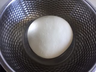 3、鲜肉包子,面包桶里先放入液体，盐和糖对角放，倒入面粉挖个小坑放入干酵母，再用面粉盖住，面包机启动揉面功能揉成光滑的面团，放在一个容器里蒙上保鲜膜放在温暖处进行发酵。