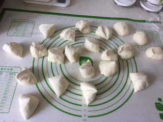 4、鲜肉包子,发酵好的面团分割成21个大小均匀的面团，我这个一个面团大概38克左右。