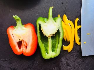 1、彩椒三文鱼蛋炒饭,准备三色灯笼椒各半个（黄色那个切了才想起来没拍照????）