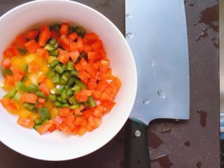 2、彩椒三文鱼蛋炒饭,切成颗粒状