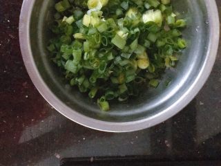 3、彩椒三文鱼蛋炒饭,香葱切末备用