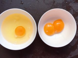 4、彩椒三文鱼蛋炒饭,三个鸡蛋，取两个蛋黄（我这个是用黄金蛋炒饭的做法）