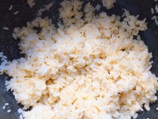 5、彩椒三文鱼蛋炒饭,两个蛋黄加在煮好的饭里搅拌均匀，每粒米饭都沾上蛋黄（这里米饭如果用隔夜的更好）