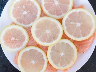 6、彩椒三文鱼蛋炒饭,三文鱼厚切，抹上少许盐和黑胡椒碎，用柠檬片腌制片刻