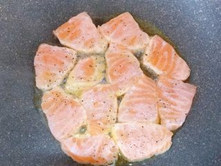 7、彩椒三文鱼蛋炒饭,锅里加少许油（我一手抖加了有点多了，三文鱼本身会出油，油可以不用放太多）三文鱼煎至两面变色即可