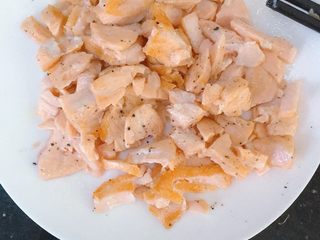 8、彩椒三文鱼蛋炒饭,盛出捣碎备用