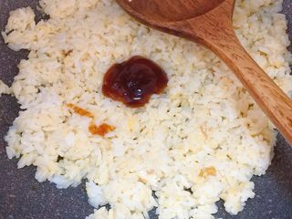 11、彩椒三文鱼蛋炒饭,米饭入锅翻炒至金黄色，加入适量蚝油增鲜调味