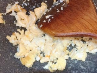 10、彩椒三文鱼蛋炒饭,剩余的两个蛋白和一个全蛋，打散后入锅炒，不用炒太老，稍微成型即可