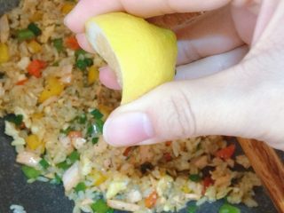 14、彩椒三文鱼蛋炒饭,最后撒葱花，撒黑胡椒碎，几滴柠檬汁，炒匀即可盛出