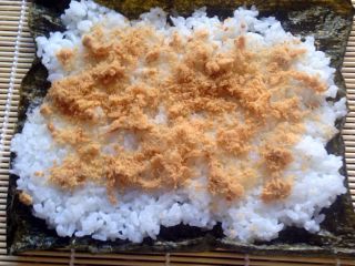 5、简易寿司,加肉松平铺。