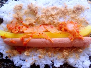 6、简易寿司,放食材上去，放中间点的位置。提示：食材可以减少或自己换成喜欢的食材，我本来喜欢黄瓜的，我是用能找到的食材。