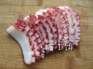 1、章鱼片握寿司,章鱼须加一小撮盐搓洗干净表面黏膜，焯水几秒后捞出过一下冰水，切片后冰镇备用。