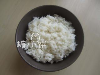 2、章鱼片握寿司,米饭加寿司醋拌匀调味，比例一般是1碗醋5碗饭。