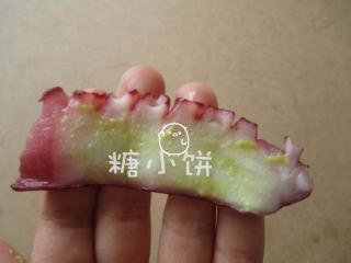 5、章鱼片握寿司,章鱼切片的一面抹上少许芥末膏。