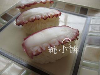 6、章鱼片握寿司,抹芥末膏的一面朝下，将章鱼切片覆盖在饭团上。