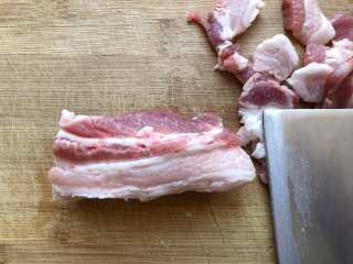 2、泡菜五花肉,把五花肉竖着摆放切成2毫米的片，这样切，肉不容易上下分离