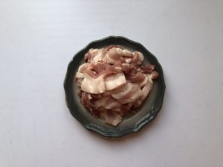 3、泡菜五花肉,依次全部切好