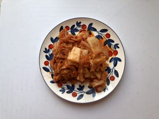 4、泡菜五花肉,泡菜切成麻将块大小的片