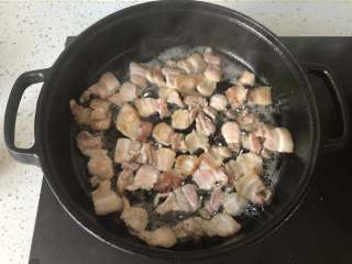 7、泡菜五花肉,一面煎变色后翻面也煎至变色