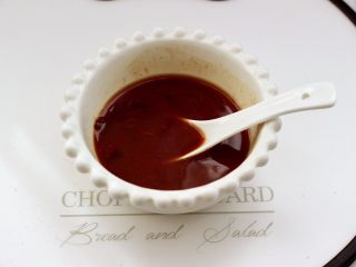 6、酱焖鸡脖,现在来调制汤汁调料，取一个大一点的碗，放入豆瓣酱和甜面酱、白糖和适量的盐混合拌匀。