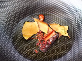 7、酱焖鸡脖,锅烧热倒入花生油，小火慢慢炸香花椒、香叶、桂皮和草寇。