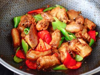 13、酱焖鸡脖,大火继续收汁，看见青红辣椒断生变色，撒上香菜段后关火。