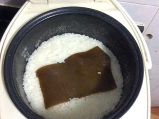 3、家庭寿司——三文鱼手握和细卷,先泡米1小时,煮饭时放进泡过水的海带一起煮,饭煮好后等20-30分钟后再揭盖