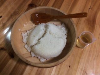 4、家庭寿司——三文鱼手握和细卷,把饭倒进木盆,浇上调合后的寿司醋(口味按个人喜欢),等温度冷却至体温即可做寿司(约20-30分钟)