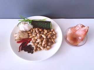 1、下饭菜 宫爆鸡丁,将鸡胸肉花生黄瓜大蒜生姜红尖椒花椒葱准备好